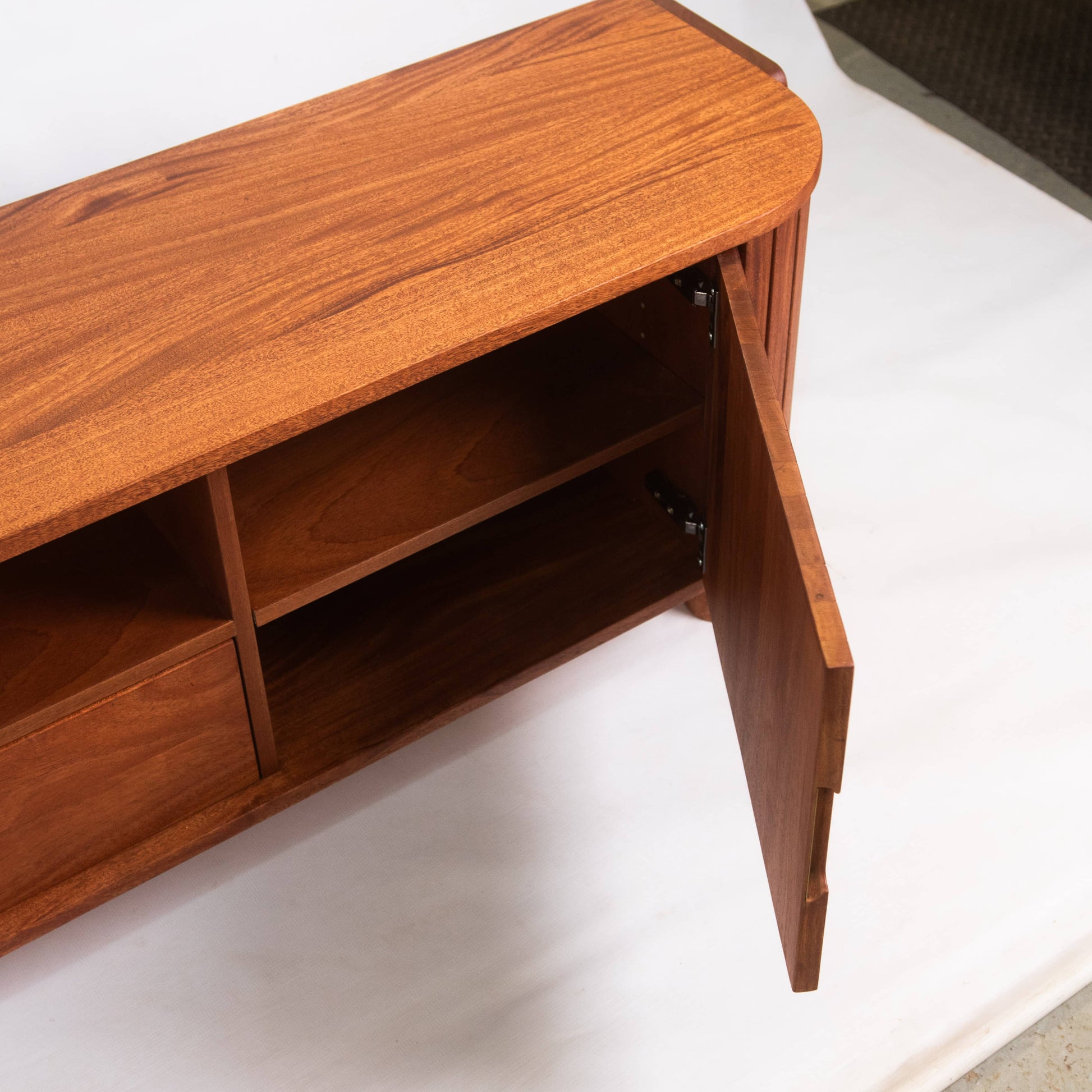 Dana TV unit - Renouve Studios